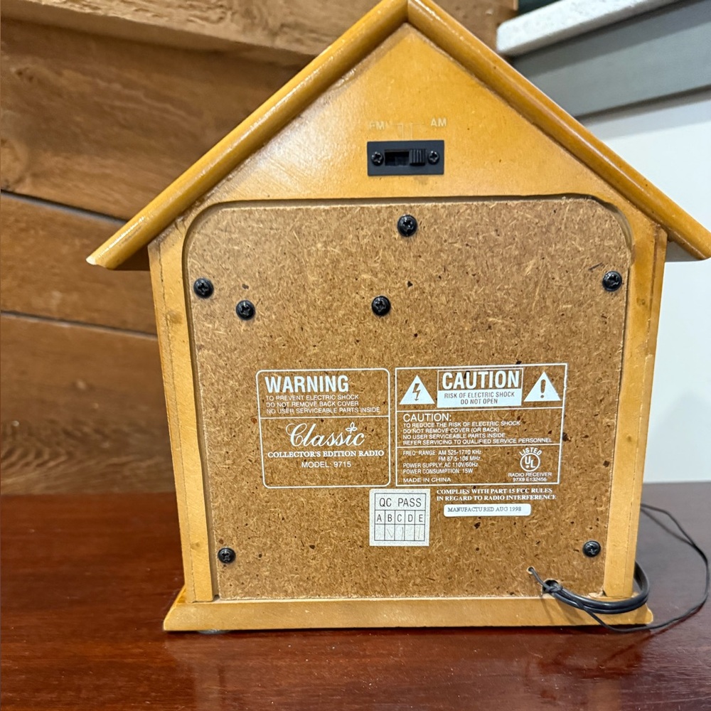 Vintage 1998 Wooden Log Cabin Style House Radio…Works! - Picture 4 of 9